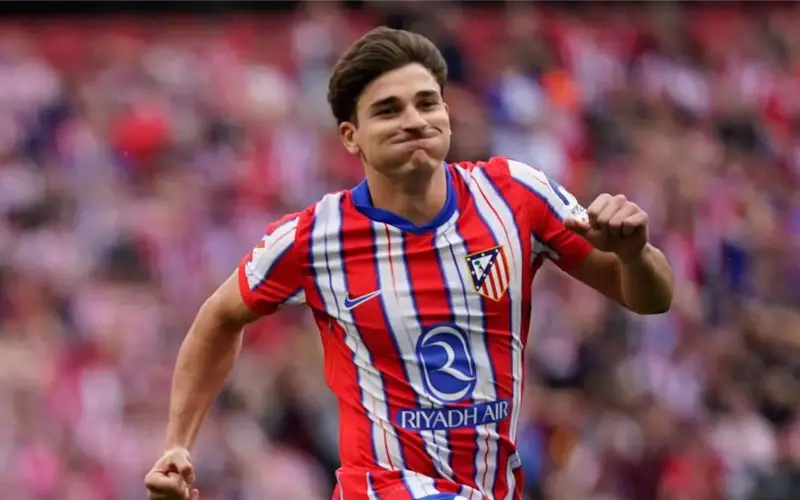 أتلتيكو مدريد يكشف حقيقة تلقيه عرضًا رسميًا من برشلونة لضم ألفاريز